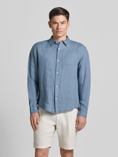 Männermodel trägt Regular Fit Leinenhemd mit Kentkragen von GAP in Blau, Knopfleiste, reine Leinenstruktur, Ganzkörperansicht von vorne. Rückenlänge bei Größe M 71 cm, Schulterbreite 49 cm, Ärmellänge 64 cm.