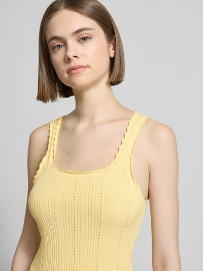 Frauenmodel trägt Tanktop in Pointelle-Strick mit Karree-Ausschnitt Modell 'GIANNA' von JJXX, Viskose-Mix, Körpernaher-Schnitt, Wellensaum, Nahaufnahme Oberkörper.