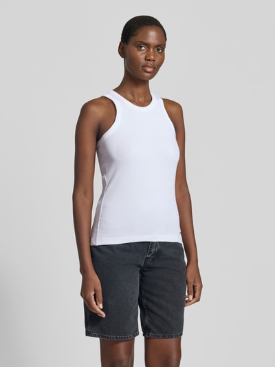 Frauenmodel trägt Slim Fit Tank Top aus Baumwoll-Mix Modell 'KANITAA' von Armedangels, Weiß, Optik: Unifarben, Feinripp, Ganzkörperansicht von vorne.