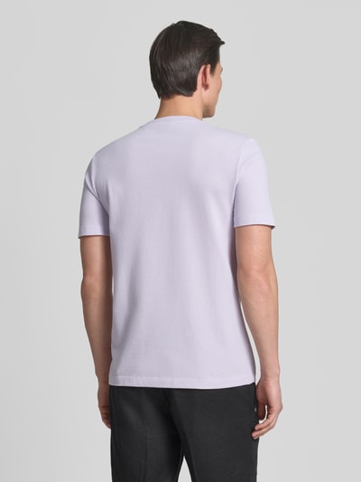 Männermodel trägt Regular Fit T-Shirt aus Baumwoll-Mix Modell 'TIBURT 240' von BOSS, Optik: Unifarben, Ärmelform: Kurzarm, Materialverarbeitung: Mouliné-Garn, Ganzkörperansicht Rückansicht.