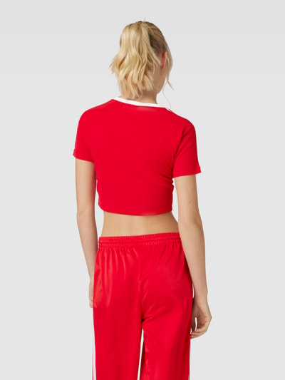 adidas Originals Cropped T-Shirt mit Label-Stitching Dunkelrot 5