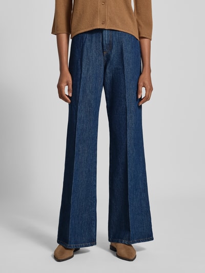 Vrouwenmodel draagt Wide Leg Jeans uit puur katoen van Marella, donkerblauw, 5-pocketmodel, labelprint, persplooien, frontale close-up.