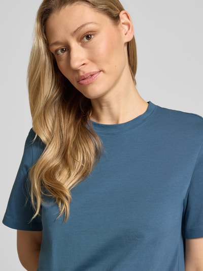 Frauenmodel trägt T-Shirt aus Bio-Baumwolle von Jake*s Casual in Blau, gerader Schnitt, Rundhalsausschnitt, Nahaufnahme Oberkörper.