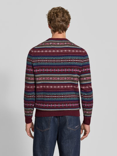 Männermodel trägt Slim Fit Strickpullover aus Baumwoll-Mix mit Rundhalsausschnitt von MCNEAL, gemustert, Ganzkörperansicht Rückansicht.