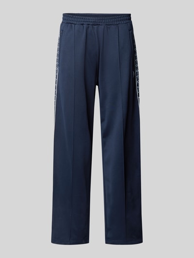 Produktfoto, Trainingshose mit Biese, aufgesetztem Band und Logo-Bestickung von REVIEW in Dunkelblau, Regular Fit, elastischer Bund, Seitennähte, Herrenhose