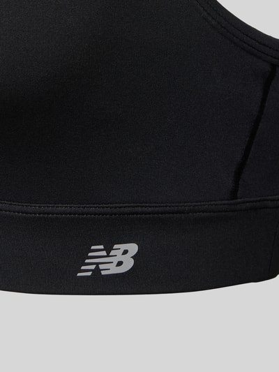 Produktfoto, Slim Fit Sport-BH mit Logo-Print von New Balance, schwarzer Elastischer-Material-Mix mit Logo-Print und Spaghetti-Träger
