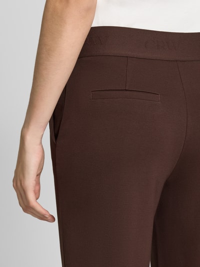 Vrouwenmodel draagt Wide Fit Hose aus Viskose-Mix van Christian Berg Woman, viscosemix, wide fit, achterzak, elastische band, detailopname achterkant.
