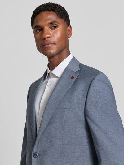 Męski model nosi Slim Fit Anzug aus Viskose-Mix von ROY ROBSON w jasnoszarym kolorze, subtelna tekstura materiału, koszula biała, nahaufnahme górnej części ciała.