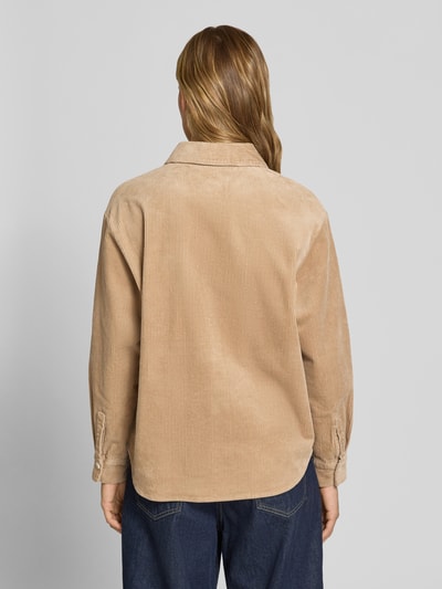 Frauenmodel trägt Relaxed Fit Langarmbluse aus Baumwoll-Mix von Marc O'Polo in Beige mit feiner Cordstruktur, Ganzkörperansicht Rückansicht, Damen Langarmbluse von Marc O'Polo DENIM.
