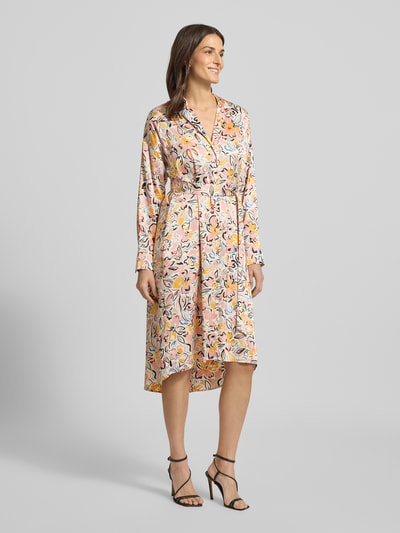 Frauenmodel trägt Midikleid mit Allover-Muster von Christian Berg Woman Selection in Rosa, Material-Mix mit Stretch-Anteil, taillierter Schnitt, V-Ausschnitt, Taillengürtel, Reverskragen, Ganzkörperansicht von vorne.