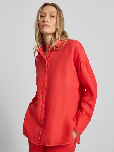 Frauenmodel trägt Regular Fit Hemdbluse aus reinen Leinen von Christian Berg Woman in Rot mit Hemdblusenkragen, Fransenbesatz, Langärmelig, durchgehende Knopfleiste, strukturierte Oberfläche, Rückenlänge bei Größe 36: 72 cm, Ärmellänge: 55 cm, Ganzkörperansicht von vorne.
