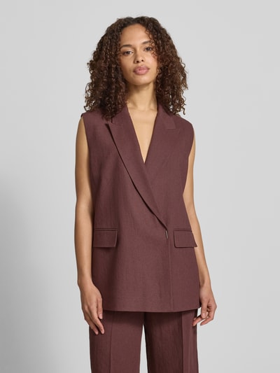 Vrouwenmodel draagt Regular Fit bodywarmer uit mix van linnen en viscose model 'JANKANIA' van BOSS, mêlee look, twill, 1-knoopsluiting, met klepzakken, rompzoom met splitten, materiaalverwerking: twill. Nahaufnahme Oberkörper.