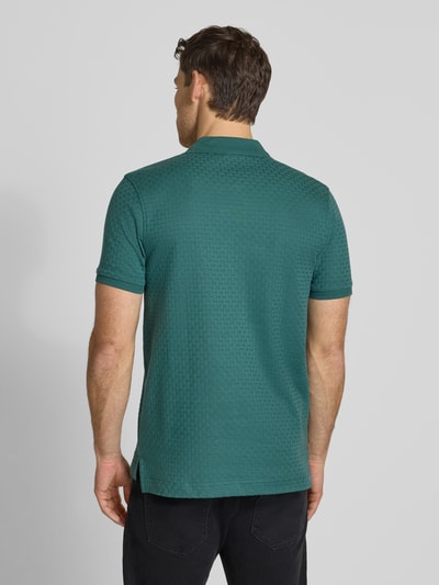 Männermodel trägt Regular Fit Poloshirt mit kurzem Reißverschluss von Lerros in Grün mit Strukturmuster, Reine Baumwolle, Ganzkörperansicht Rückansicht.