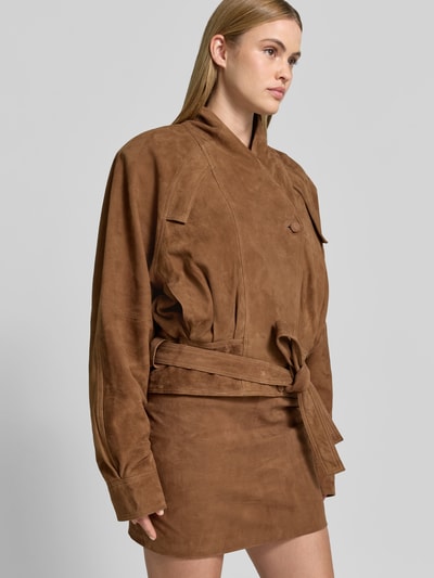 Frauenmodel trägt Lederjacke aus echtem Ziegenleder von ROTATE, Regular-Fit, Stehkragen, Brusttaschen, Knopfleiste, braun, Nahaufnahme Oberkörper. Rückenlänge bei Größe 36: 60 cm, Brustweite: 37 cm, Ärmellänge: 82 cm.