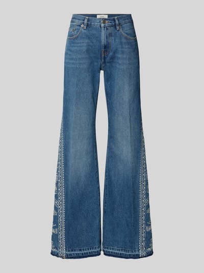 Produktfoto, Flared Jeans mit Motiv-Stitching Modell 'VIVY' von Bash in Blau, reine Baumwolle, ausgestellter Schnitt, 5-Pocket-Design, Knopf- und Reißverschluss, sichtbare Stitching-Motive an den Beinen, Struktur und Textur von Denim, Bundweite bei Größe 36: 38 cm, Innenbeinlänge bei Größe 36: 87 cm.
