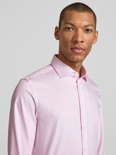 Męski model nosi Slim Fit Business-Hemd aus Baumwolle mit Kentkragen von SEIDENSTICKER, jasnoróżowy, gładka faktura, krój slim fit, kołnierzyk typu kent, listwa guzikowa, bawełna, długość tyłu w rozmiarze 40: 77 cm, szerokość ramion w rozmiarze 40: 45 cm, długość rękawów w rozmiarze 40: 67 cm, półzbliżenie przód