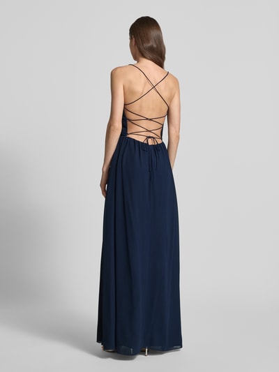 Frauenmodel trägt Abendkleid mit Rückenausschnitt von Laona in Dunkelblau, taillierte Passform, Schnürverschluss, Falten-Optik, Ganzkörperansicht Rückansicht.