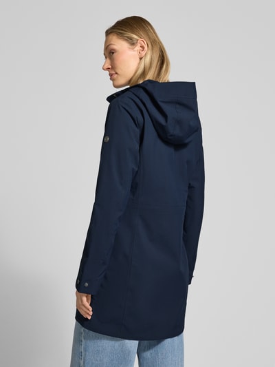 Frauenmodel trägt Regular Fit Parka mit Logo-Applikation Modell 'Folka' von Didriksons, dunkelblau, glatte Textur, Ganzkörperansicht Rückansicht. Damen Parka mit Stehkragen und Kapuze, Zweiwege-Reißverschluss, aufgesetzte Taschen, Rückenlänge 83 cm, Schulterbreite 40 cm, Brustweite 46 cm, Ärmellänge 64 cm.