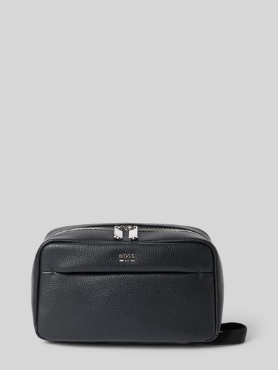 Produktfoto, Kosmetiktasche mit Label-Detail Modell 'Ray EVO' von BOSS aus schwarzem Kunstleder mit Struktur, Reißverschluss und Tragehenkel.