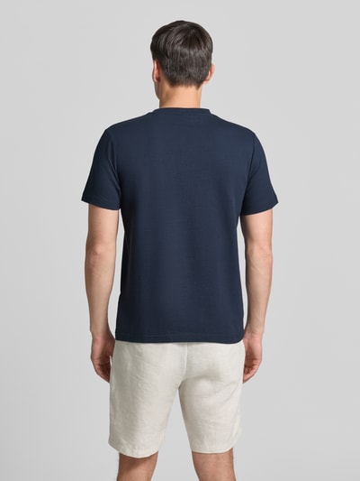 Männermodel trägt T-Shirt mit Strukturmuster und Logo-Stitching von Lerros in Dunkelblau, Baumwoll-Mix mit Stretch-Anteil, Regular-Fit, Rückenlänge bei Größe M: 75 cm, Ganzkörperansicht Rückansicht.