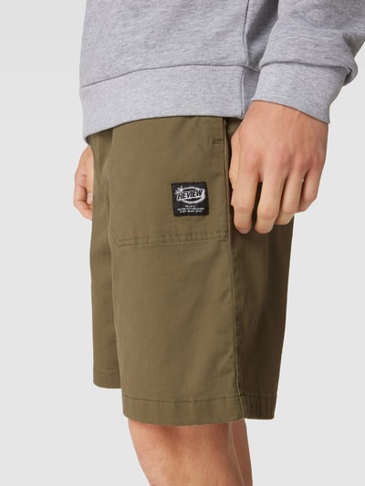 REVIEW Bermudas mit Label-Patch Oliv 3