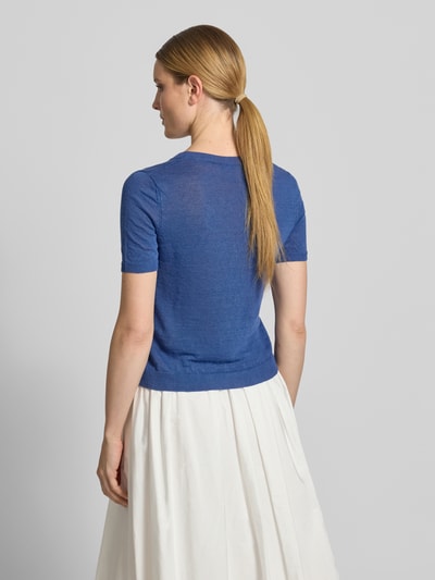 Frauenmodel trägt Regular Fit Strickpullover aus reinem Leinen Modell 'PANCONE' von Weekend Max Mara, Optik: Unifarben, Kurzarm, Materialverarbeitung: Strick, Farbe Blau, Ganzkörperansicht Rückansicht.
