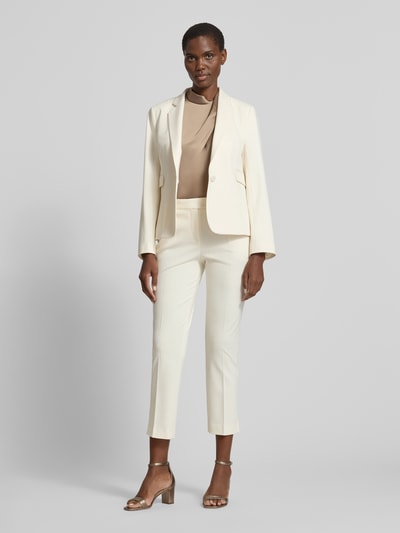Frauenmodel trägt Slim Fit Blazer aus Viskose-Mix Modell 'JIA14' von BOSS, unifarben, fallendes Revers, 1-Knopf, Ganzkörperansicht von vorne.