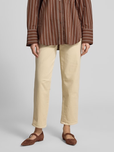 Frauenmodel trägt Relaxed Fit Jeans Modell 'Melly' von OPUS PANTS aus Baumwoll-Mix mit Stretch-Anteil, Eingrifftaschen, Nahaufnahme Unterkörper, Vorderansicht.