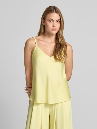 Frauenmodel trägt Top mit V-Ausschnitt und Spaghettiträgern von Rinascimento aus gelbem Satin, Loose Fit, Ganzkörperansicht von vorne.