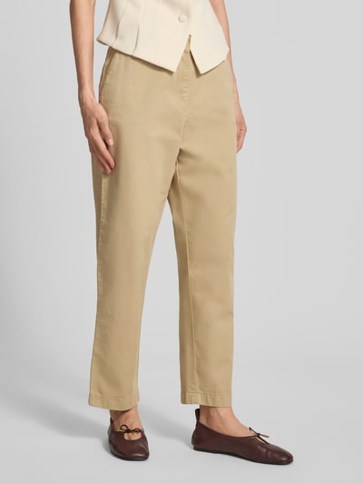 Frauenmodel trägt Chino mit Paspeltaschen am Gesäß von Jake*s Casual in Beige, Relaxed-Fit, Eingrifftaschen, verkürzte Passform, Ganzkörperansicht von vorne.