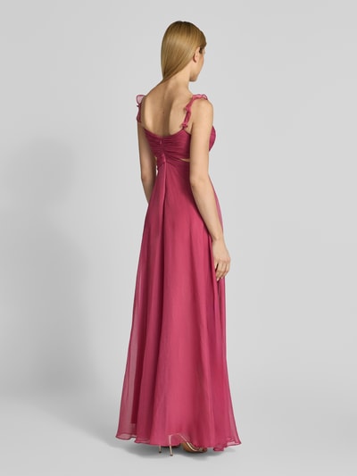 Modelka nosi Abendkleid mit Cut Outs und Rüschen von Jake*s Cocktail, różowa tkanina, A-linia, marszczenia, długie maxi, widok całej sylwetki z tyłu.