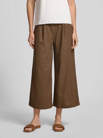 Frauenmodel trägt Relaxed Fit Culotte in strukturierter Optik von s.Oliver RED LABEL, Farbe Braun, Optik: Unifarben, Passform: Relaxed-Fit, High-Waist, Bundabschluss: Elastisch, mit seitlichen Eingrifftaschen, Materialverarbeitung: Jersey; Nahaufnahme Unterkörper, Ganzkörperansicht von vorne.