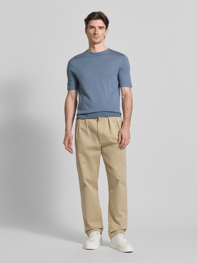 Mannenmodel draagt t-shirt uit zuiver wol, recht model, ronde hals, 1/2-mouwen, model 'Connor' van Tiger Of Sweden, ruglengte 70 cm, maat M, mouwlengte 34 cm, geheel in het blauw, gladde textuur, Ganzkörperansicht von vorne.
