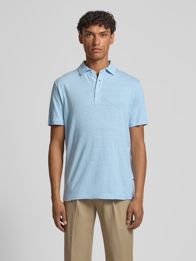 Męski model nosi Slim Fit Poloshirt aus Leinen-Elasthan-Mix von OLYMP Level Five, krój slim fit, jasnoniebieski, prosta faktura, guziki, półrękaw, długość tyłu w rozmiarze M: 70 cm, widok całej sylwetki z przodu.