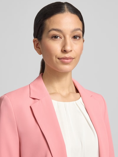 Frauenmodel trägt Relaxed Fit Blazer mit Pattentaschen von Christian Berg Woman Selection in Rosa, strukturierter Material-Mix, Nahaufnahme Oberkörper.