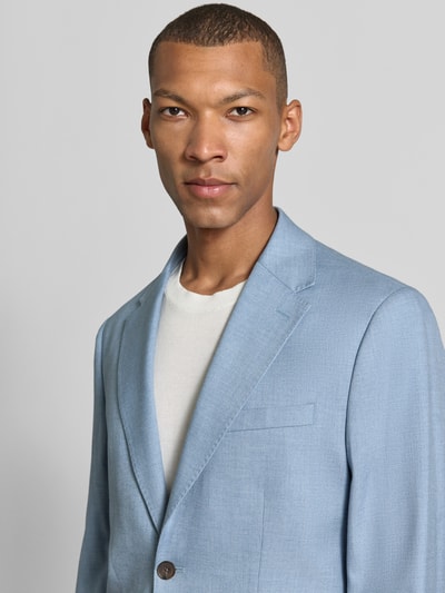 Männermodel trägt hellblaues Slim Fit Anzugsakko Modell 'SLIM-MAX LANO' von SELECTED HOMME aus Viskose-Mix mit Melange-Optik, Nahaufnahme Oberkörper.