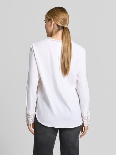 Vrouwenmodel draagt Bluse aus Seide-Mix van HERZENS in zijdemix met tuniekkraag, borduursel, manchetten, recht pasvorm, ruglengte maat 36: 69 cm, mouwlengte maat 36: 65 cm, wit, Ganzkörperansicht Rückansicht.