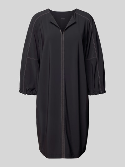 Produktfoto, Knielanges Kleid mit V-Ausschnitt von Marc Cain in Schwarz, aus Elastischer-Material-Mix, Lockerer-Schnitt, 3/4-Arm, glatte Textur.