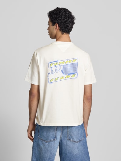Mannelijk model draagt Regular Fit T-shirt uit puur katoen model '90s van Tommy Jeans, look: effen, labelprint, jersey, korte mouw, ronde hals, pure katoen, rugaanzicht volledig lichaam.