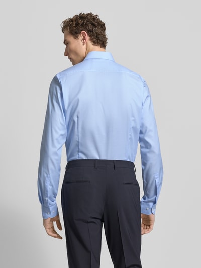 Męski model nosi Slim Fit Businesshemd aus Baumwoll-Mix od OLYMP Level Five, efekt: jednolity kolor, kołnierzyk typu kent, mankiety sportowe, mieszanka bawełny, splot twill, oddychający i szybkoschnący, widok całej sylwetki od tyłu.