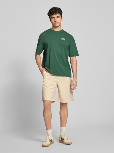 Männermodel trägt Bermudas mit französischen Eingrifftaschen von PROHIBITED, Material-Mix mit Viskose-Anteil, Straight Fit, Ganzkörperansicht von vorne.