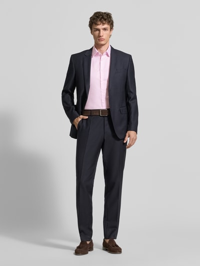 Männermodel trägt Slim Fit Business-Hemd aus katoen met Kentkraag van Jake*s, lichtroze, effen, volledig lichaam vooraanzicht.