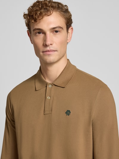 Mannelijk model draagt Regular Fit poloshirt uit puur katoen van MCNEAL in bruin met Polokraag, knoopsluiting, labelstitching, shirt met lange mouwen, ruglengte maat M 73 cm, close-up bovenlichaam.