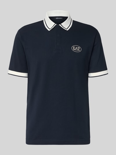 Productfoto, Regular Fit Poloshirt met logo-print van EA7 Emporio Armani in elastische katoenmix, polokraag, korte mouwen, donkerblauw met witte accenten