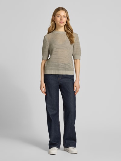 Vrouwenmodel draagt Regular Fit Pullover in tricotlook model 'SANIDY' van Drykorn, katoenmix, halflange mouwen, gaatjesmotief, ronde hals, elastische boorden, ruglengte 54 cm bij maat S, mouwlengte 33 cm bij maat S, voorkant volledig in beeld.