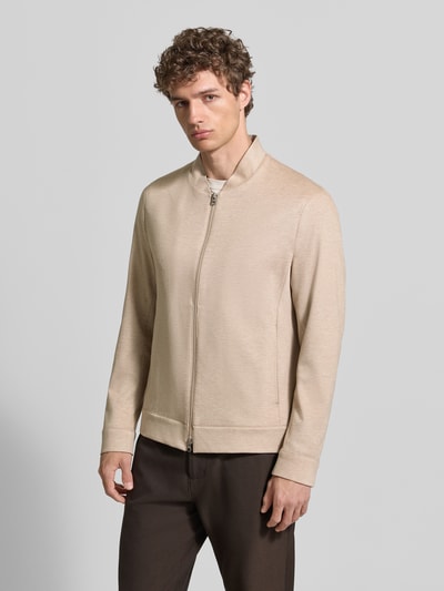 Männermodel trägt Jacke aus Viskose-Mix Modell 'CICROSS' von CINQUE in Beige mit Stehkragen, Reißverschluss, Eingrifftaschen, Gerader-Schnitt, Nahaufnahme Oberkörper. Rückenlänge 68 cm, Schulterbreite 42 cm, Brustweite 48 cm, Ärmellänge 67 cm, Stretch-Anteil.