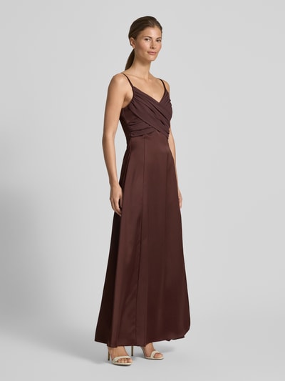 Frauenmodel trägt Abendkleid mit Drapierungen und V-Ausschnitt von Rinascimento aus Satin, Taillierter Schnitt, Maxikleid, Ganzkörperansicht von vorne.