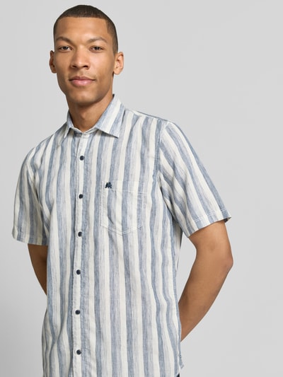 Männermodel trägt Regular Fit Freizeithemd mit Kentkragen und Brusttasche von Lerros im Streifenmuster, Material-Mix, Nahaufnahme Oberkörper.