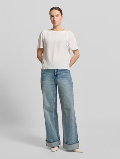 Frauenmodel trägt Relaxed Fit Bluse mit Zierbesatz von Luisa Cerano, weiß, Rundhalsausschnitt, kurzärmelig, Ganzkörperansicht von vorne.