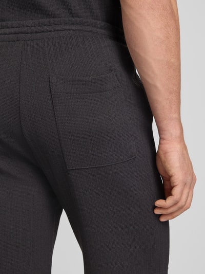Männermodel trägt Regular Fit Bermudas aus strukturiertem Material Modell 'TREY LIFE' von Only & Sons, Gesäßtasche, Detailaufnahme.